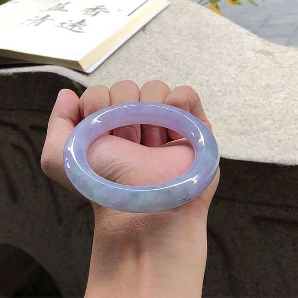 精品49999，56圈口， 厚装浓紫飘绿花圆条翡翠手镯，满色紫罗兰，浓艳不失色，绿花萦绕，尺寸：56×12.3×12mm