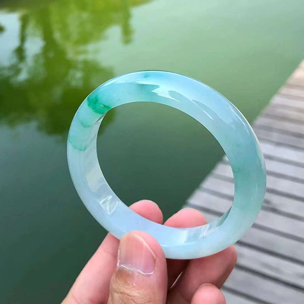 飘阳绿正圈翡翠手镯