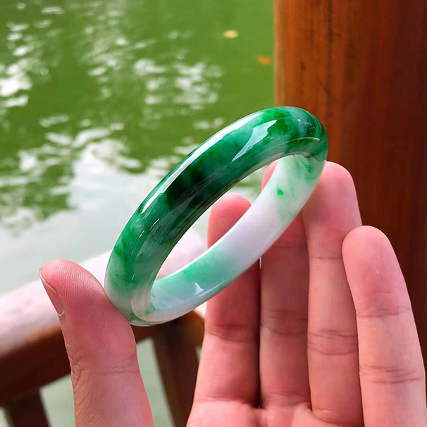 辣绿正圈翡翠手镯