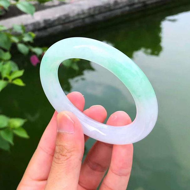 冰糯甜阳绿圆条翡翠手镯