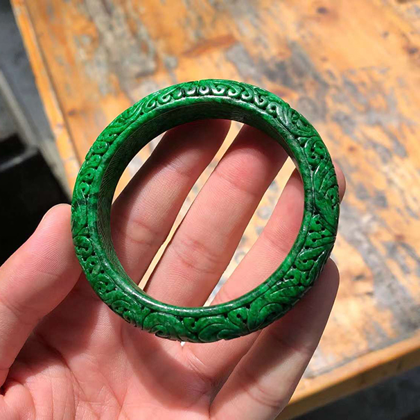 满色辣绿雕花正圈翡翠手镯