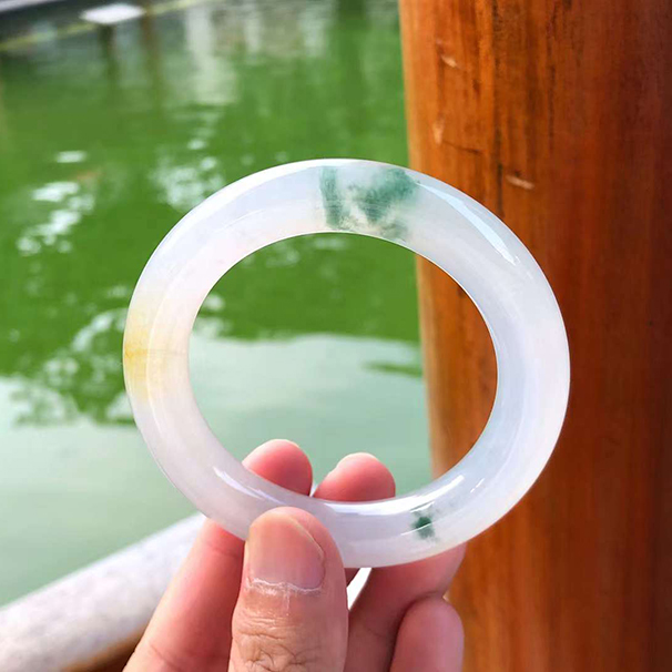 冰种飘花双彩圆条翡翠手镯