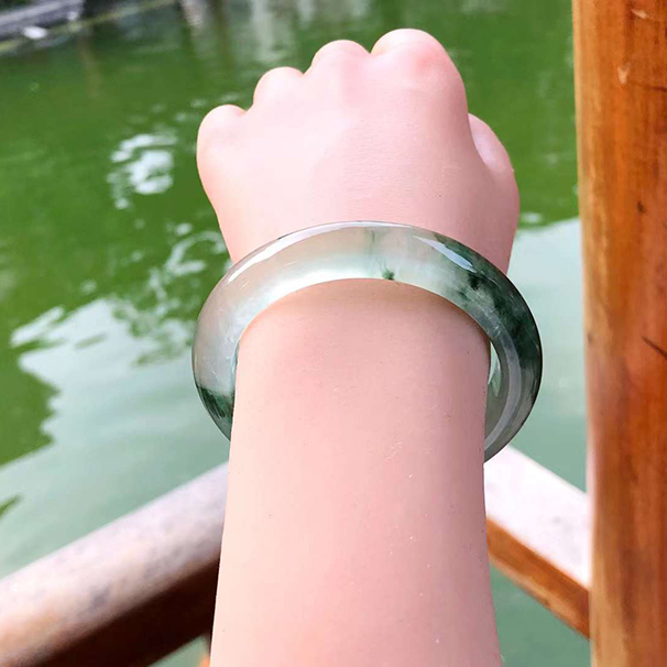 起光冰玻种飘花正圈翡翠手镯