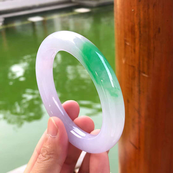 冰紫带阳绿圆条翡翠手镯