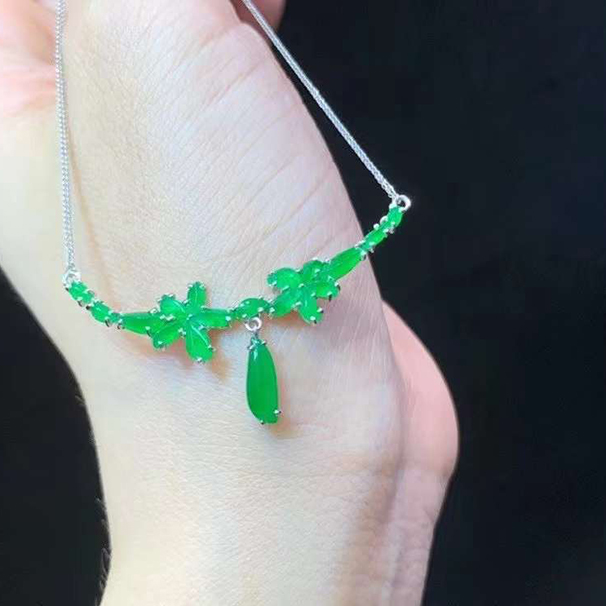 冰绿翡翠锁骨链