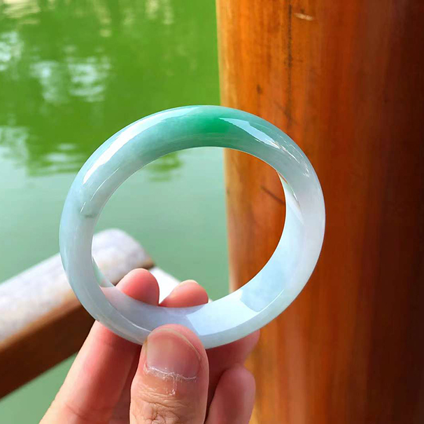 正装糯化种带绿正圈翡翠手镯