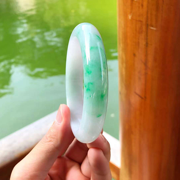糯化种飘绿花正圈翡翠手镯