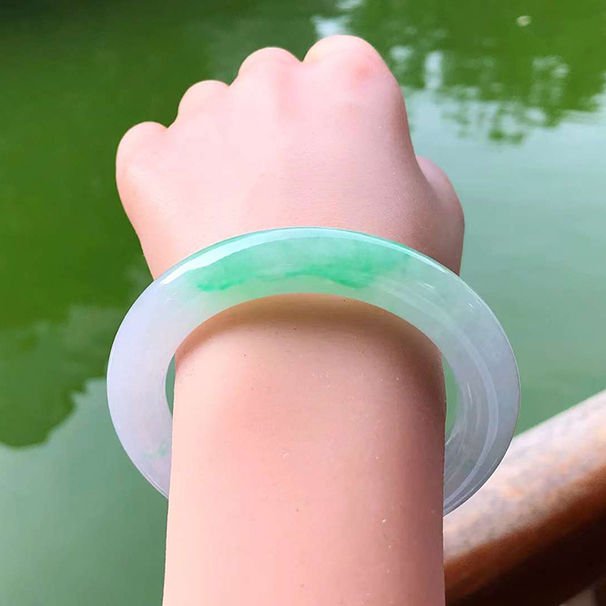 冰阳绿圆条翡翠手镯
