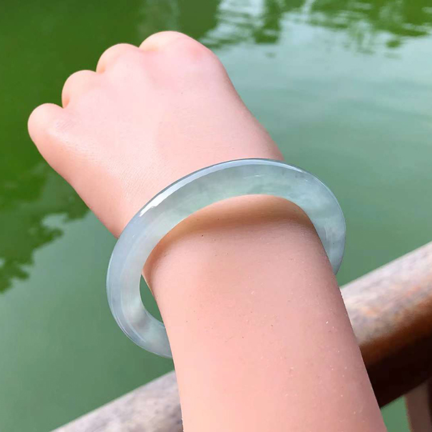 冰种湖水绿圆条翡翠手镯