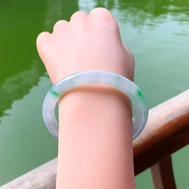 冰种飘绿花圆条翡翠手镯