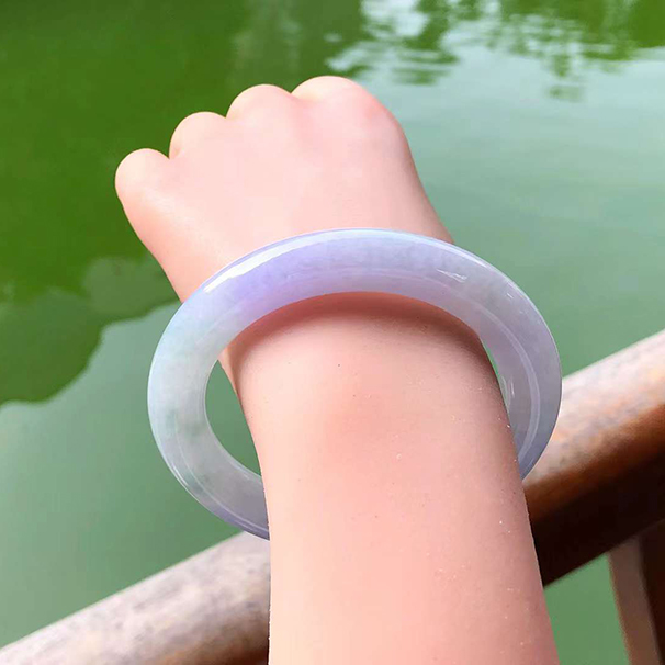 冰糯春彩飘花圆条翡翠手镯