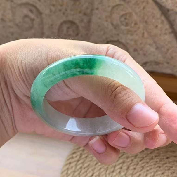 冰阳绿正圈翡翠手镯