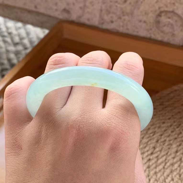 冰种晴洒金圆条翡翠手镯