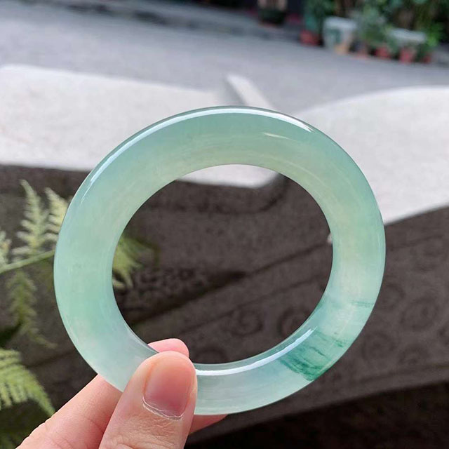 冰飘花圆条翡翠手镯