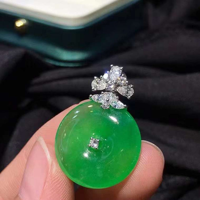 满绿翡翠平安扣