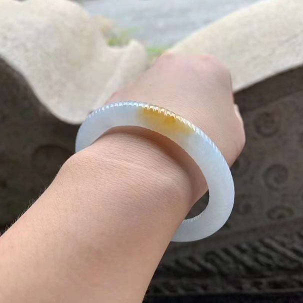 圆条一抹黄麻花翡翠手镯