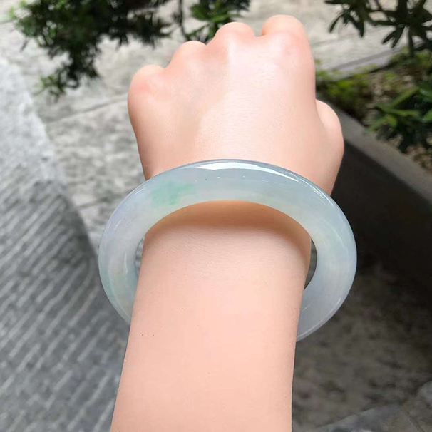 冰种飘绿圆条翡翠手镯