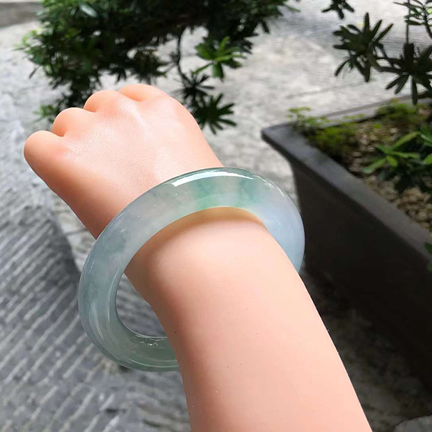 起光高冰种飘花圆条翡翠手镯