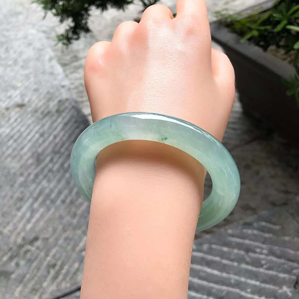 厚装冰种芙蓉绿圆条翡翠手镯