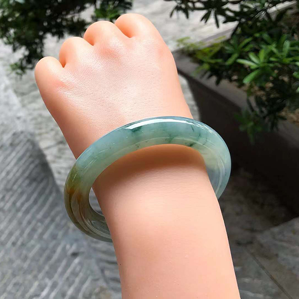 冰糯三彩飘花圆条翡翠手镯