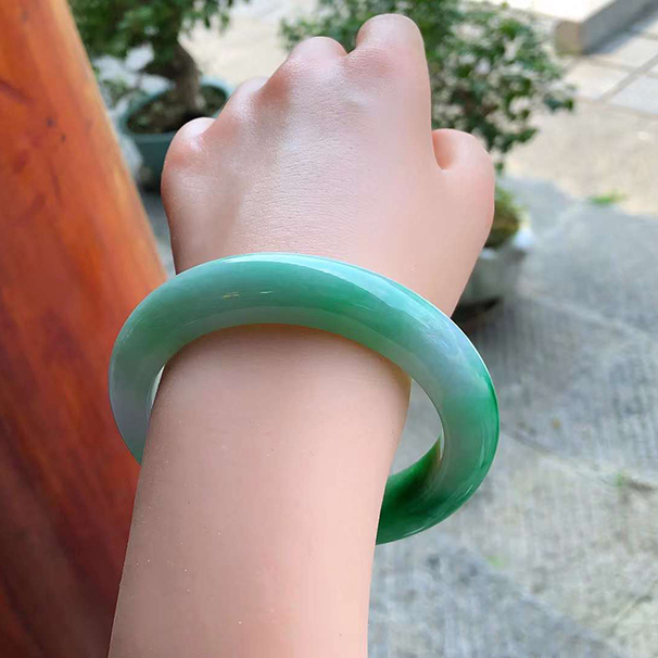 阳绿正圈翡翠手镯
