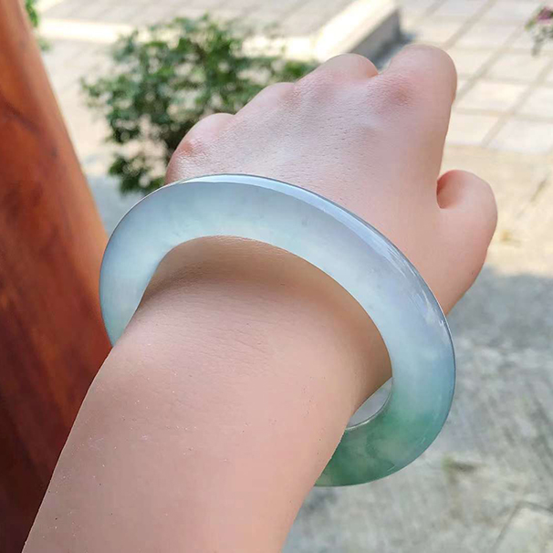 厚装高冰种飘绿花圆条翡翠手镯