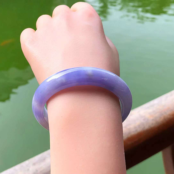 冰糯艳紫正圈翡翠手镯