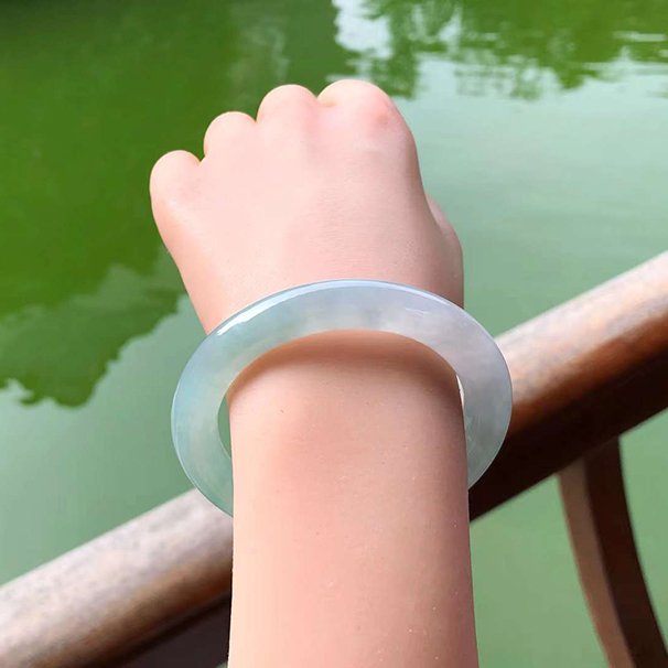 冰种芙蓉绿圆条翡翠手镯