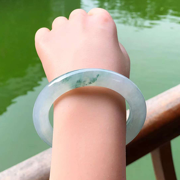 冰种飘花圆条翡翠手镯