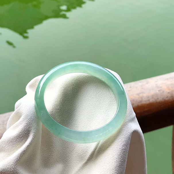 冰种湖水绿贵妃镯