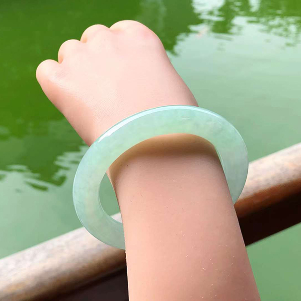 冰甜绿圆条翡翠手镯