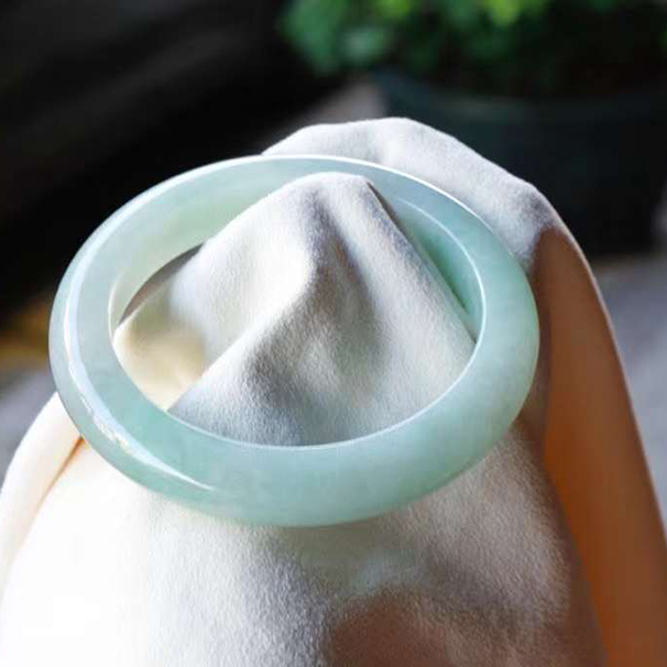 糯化种芙蓉绿正圈翡翠手镯