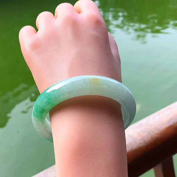 冰糯黄加绿正圈翡翠手镯