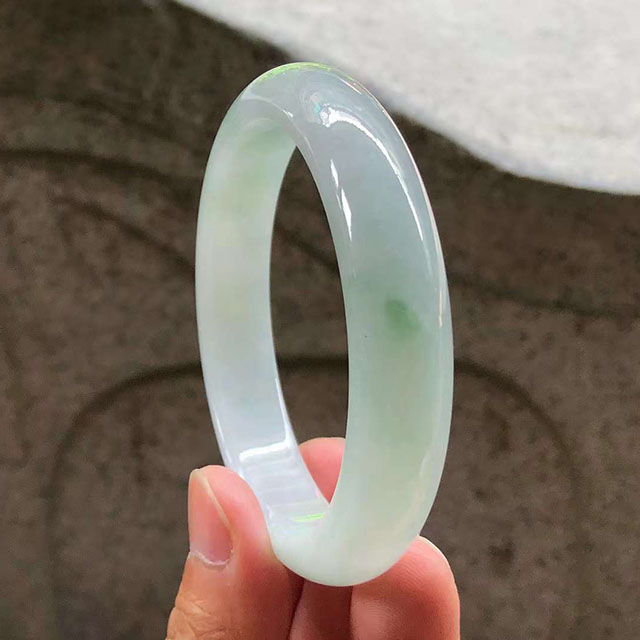 冰糯飘花正圈翡翠手镯