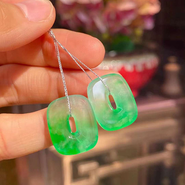 高冰近玻璃种艳绿翡翠方扣裸石