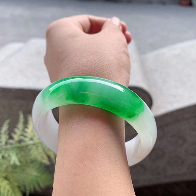 宽版辣色翡翠正圈