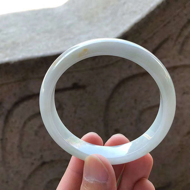 糯种飘黄翡正圈翡翠手镯