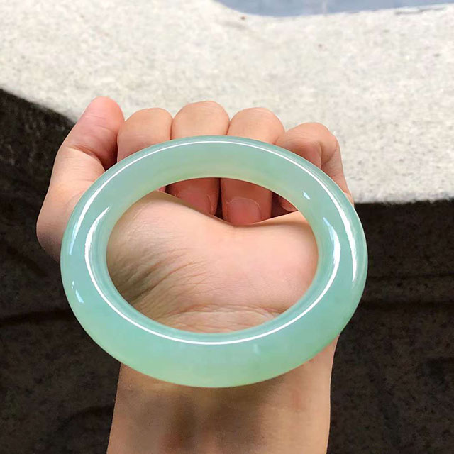 厚装冰种甜绿圆条翡翠手镯