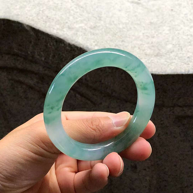 高冰种飘花圆条翡翠手镯