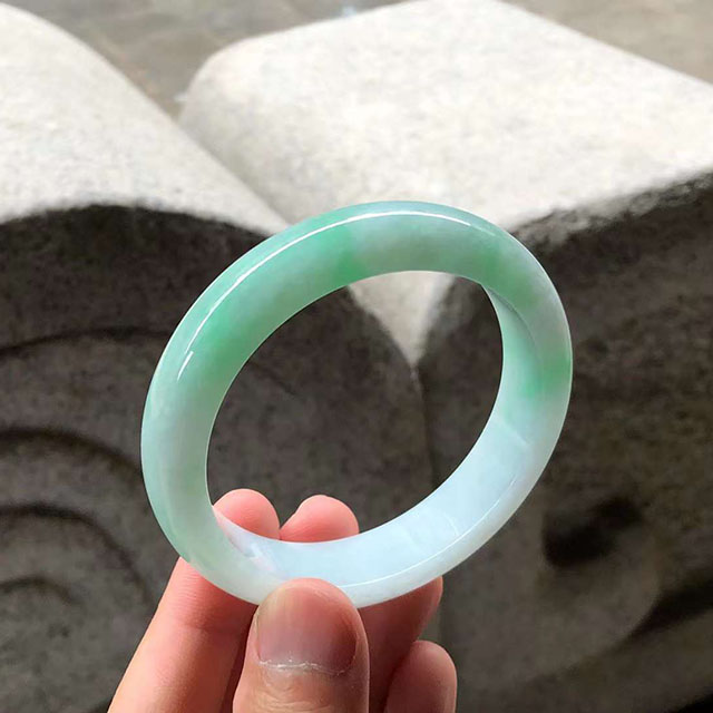 糯种带绿正圈翡翠手镯