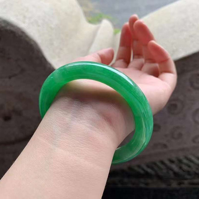 圆条满辣色翡翠手镯