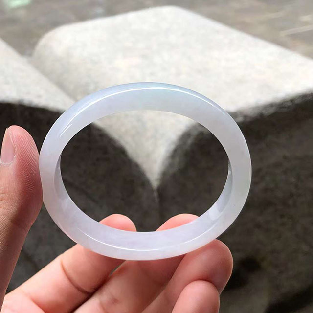 冰糯飘绿贵妃翡翠手镯