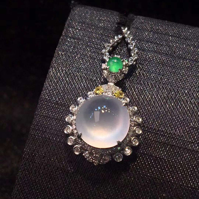 白冰蛋面翡翠吊坠