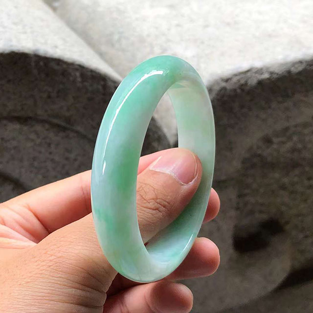 糯种带绿正圈翡翠手镯
