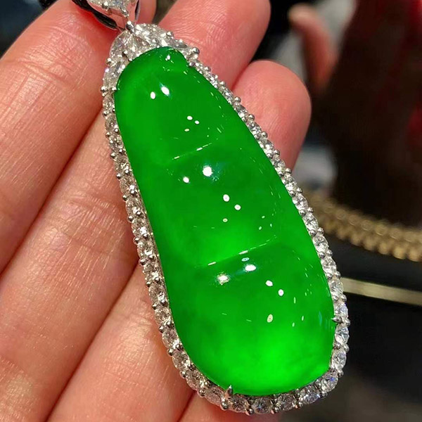 高级起荧光纯净正阳绿大福豆翡翠吊坠，足钻豪镶，翠色艳丽