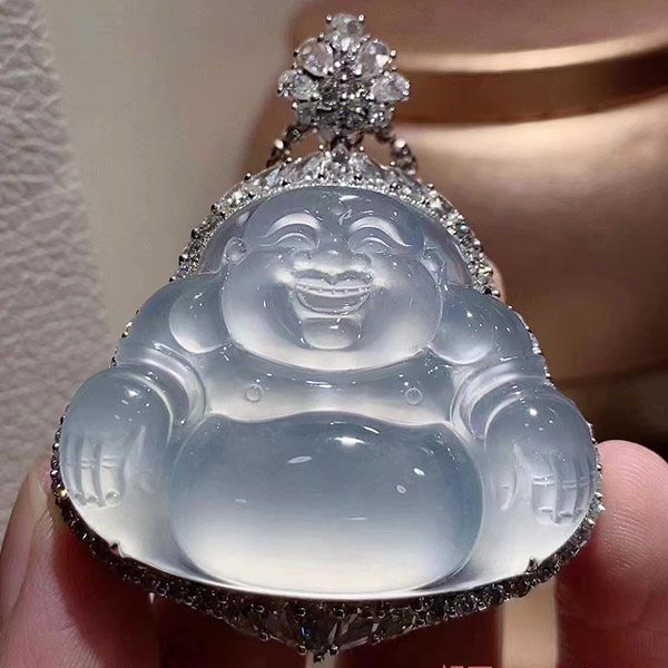 高冰翡翠大佛公吊坠，起胶起荧，开脸慈祥佛形端庄
