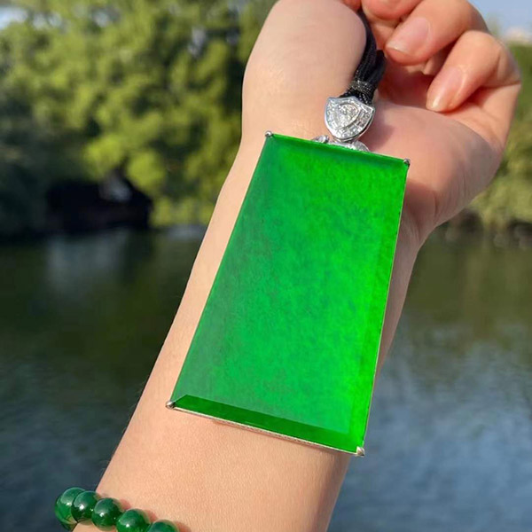 满绿厚庄起光平安牌翡翠吊坠，大件大庄满荧光，收藏级