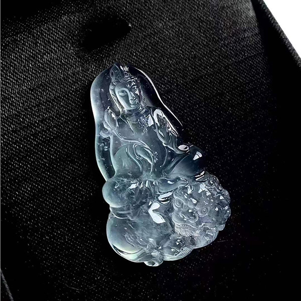 柔水四溢高冰观音翡翠吊坠，质地温润，雕刻传神，耐看的品质
