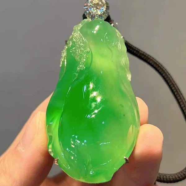 晴绿起光翡翠白菜吊坠，简约镶嵌，大钻点缀，推荐！
