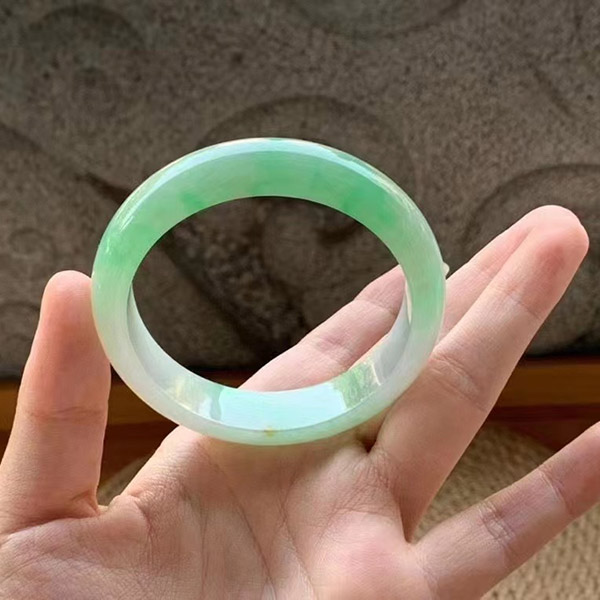 56圈口冰阳绿正圈翡翠手镯
